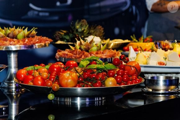 A gastronomia da festa de Ticiane Pinheiro apostou em pratos sofisticados e ilhas gastronômicas espalhadas pelo salão