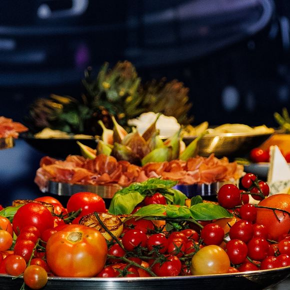 A gastronomia da festa de Ticiane Pinheiro apostou em pratos sofisticados e ilhas gastronômicas espalhadas pelo salão
