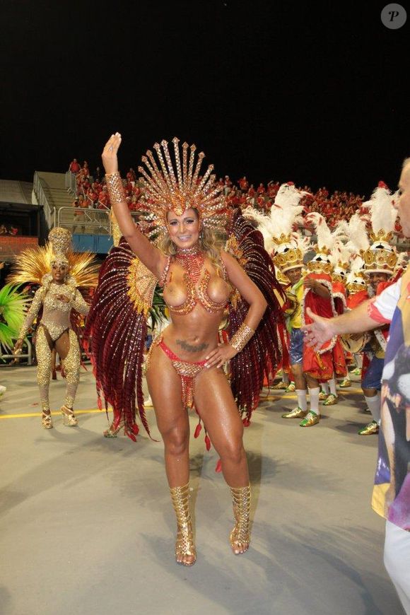 No improviso, ela contou com a ajuda da equipe da agremiação e recorreu a uma fita adesiva para confeccionar um tapa-sexo de última hora.