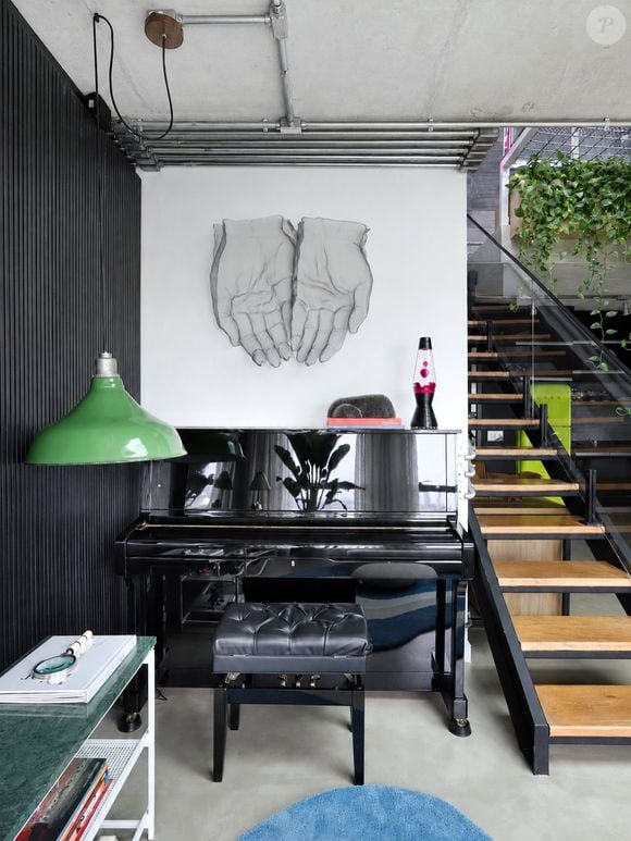 A decoração da cobertura de Mauro Sousa combina peças retrô, design contemporâneo e elementos que valorizam sua história