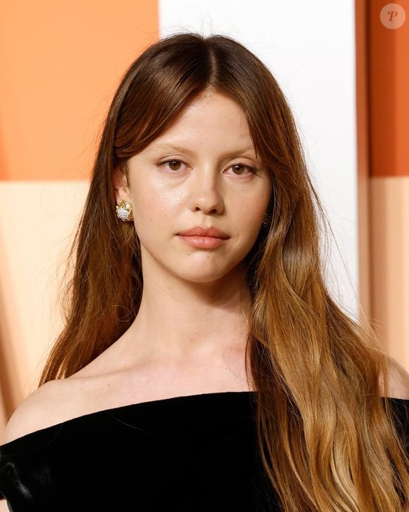Mia Goth fala português fluentemente, como mostrou uma entrevista da atriz ao SBT, onde ela comentou, justamente, sobre a avó: ‘Eu amo a minha avó. Tantas saudades da minha avó’