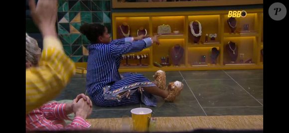 Fã de RBD, Milena grita e se joga no chão após mensagem de Christian Chávez no reality show da Globo