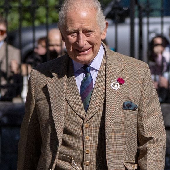 Rei Charles III já teria sido informado sobre os planos de Harry e Meghan. De acordo com a revista People, o monarca recebeu bem a notícia e vê a mudança como uma oportunidade de passar mais tempo com a família Sussex de maneira privada