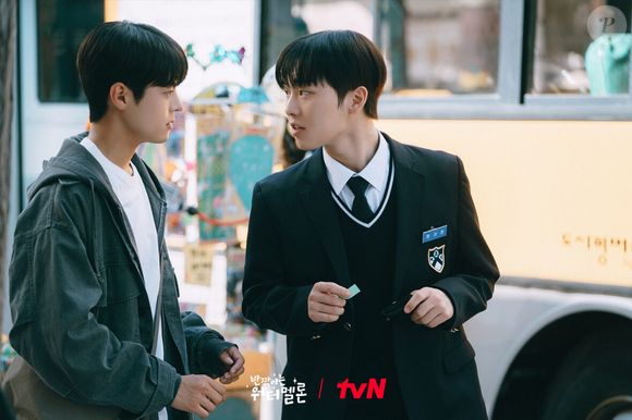 'Melancia Cintilante': após viajar para 1995, Ha Eun-gyeol conhece o pai adolescente e entra na banda dele para tentar aproximar seus futuros pais e garantir que sua história aconteça