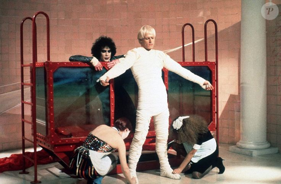 No castelo, o casal conhece Frank-N-Furter, um cientista que acaba de criar Rocky, um homem musculoso desenvolvido para satisfazer seus desejos