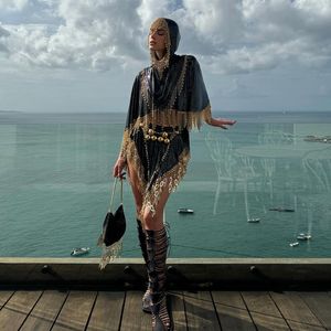 Bruna Marquezine apostou num look cheio de brilhos, até mesmo na bolsa, para o Carnaval 2024.