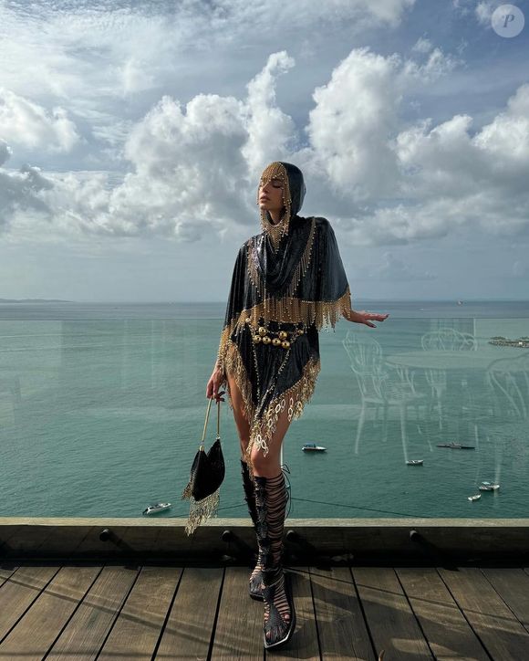 Bruna Marquezine apostou num look cheio de brilhos, até mesmo na bolsa, para o Carnaval 2024.