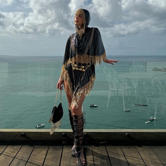 Bruna Marquezine apostou num look cheio de brilhos, até mesmo na bolsa, para o Carnaval 2024.