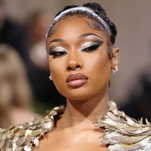 11. Megan Thee Stallion (2022) - A rapper norte-americana, que defende causas veganas e sustentáveis, fez questão de que seu camarim refletisse seus valores. Megan exigiu a ausência total de itens de couro, comidas exclusivamente veganas e vegetarianas, água da marca Core — famosa por manter o pH natural do corpo —, além de canudos de papel, copos reutilizáveis e uma cadeira de diretor alta para facilitar a maquiagem.