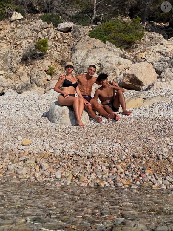 Críticas a Georgina Rodríguez começaram após a influenciadora publicar fotos em uma lancha curtindo as férias com o noivo e filhos