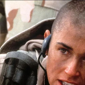 Ficou famosa pela dedicação aos papéis, chegando a raspar a cabeça para o filme 'Até o Limite da Honra' (G.I. Jane, 1997)