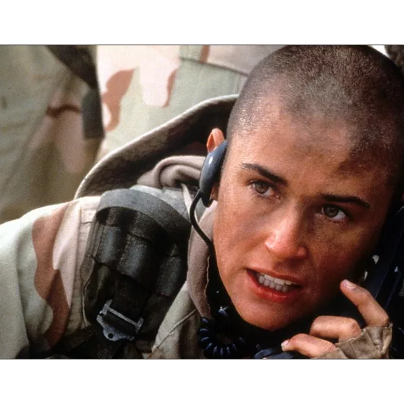 Ficou famosa pela dedicação aos papéis, chegando a raspar a cabeça para o filme 'Até o Limite da Honra' (G.I. Jane, 1997)