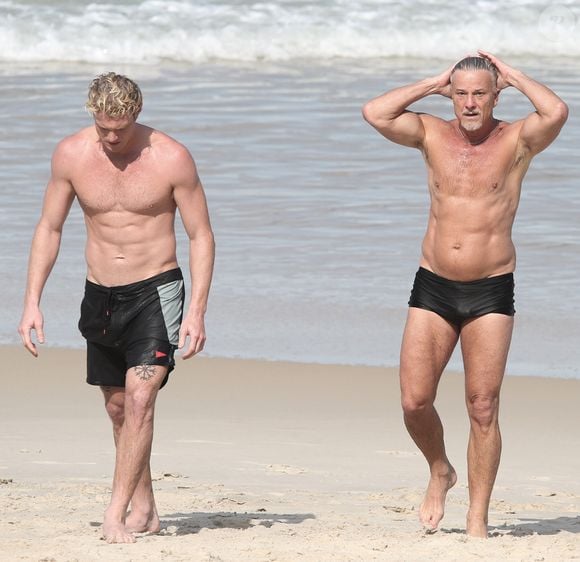 Conhecido por personagens marcantes da TV, Marcello Novaes foi fotografado em clima descontraído ao lado do filho Pedro Novaes durante um dia de praia no Rio