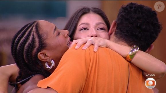 Aline, Vinícius e Vitória Strada comemoraram a permanência da dupla no 'BBB 25'