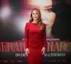 Paolla Oliveira apostou em um vestido vermelho coberto por microbrilhos, com mangas longas, ombreiras e fenda elegante, para a pré-estreia de Herança de Narcisa, seu primeiro terror psicológico, em São Paulo