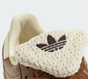 O visual que lembra sofá de couro e manta de crochê virou tendência: o Adidas Samba Língua Longa une nostalgia, moda e conforto em um único modelo