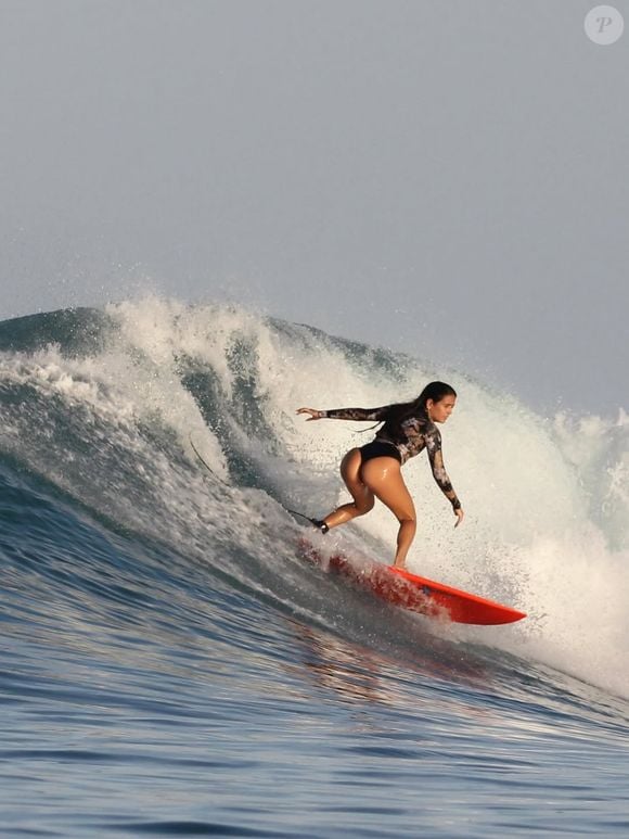 Identificada como Luiza Marquesa, jovem que aparece com Zé Felipe é influenciadora e surfista