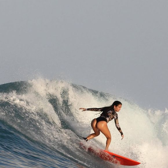 Identificada como Luiza Marquesa, jovem que aparece com Zé Felipe é influenciadora e surfista