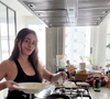 Em seguida, Alessandra Negrini leva a mistura para uma frigideira untada