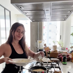 Em seguida, Alessandra Negrini leva a mistura para uma frigideira untada
