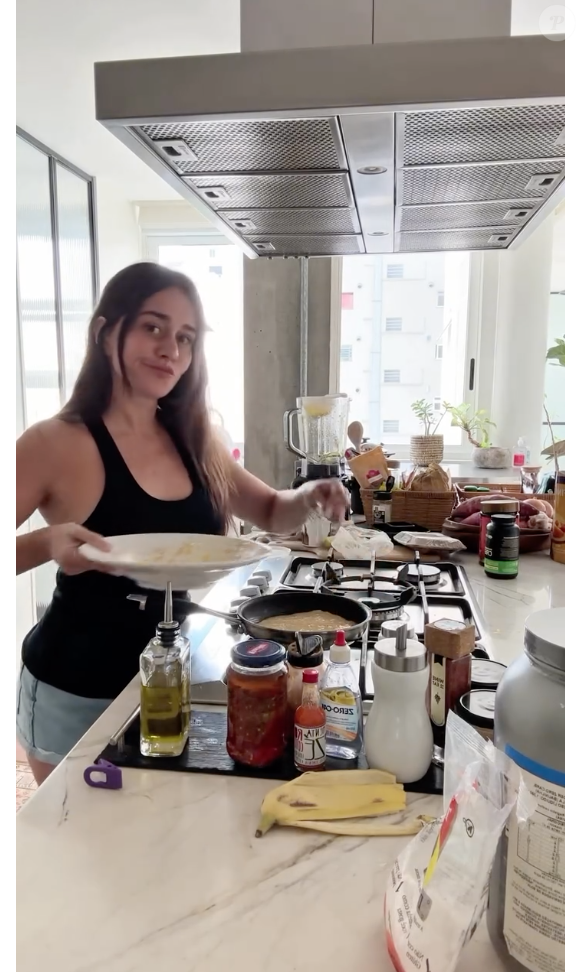 Em seguida, Alessandra Negrini leva a mistura para uma frigideira untada