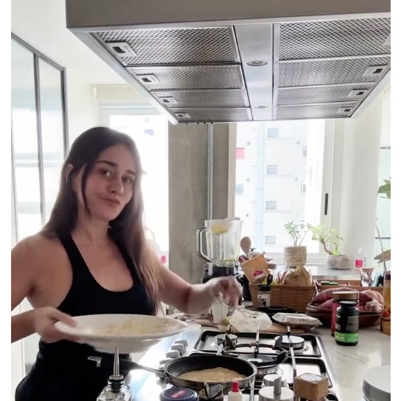Em seguida, Alessandra Negrini leva a mistura para uma frigideira untada