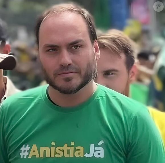 Carlos Bolsonaro passou mal pouco depois do anúncio da prisão domiciliar de Jair Bolsonaro