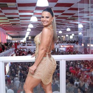 Viviane Araujo surpreendeu os seguidores do Instagram na tarde desta quinta-feira (30)