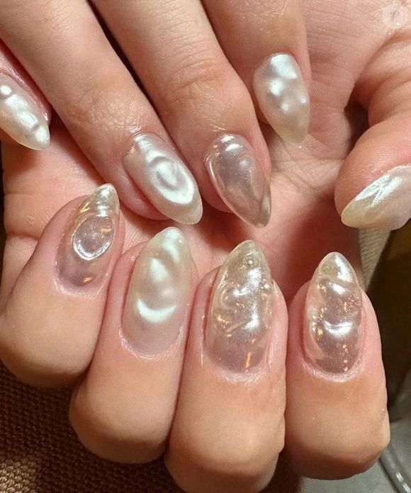 "Com o declínio do minimalismo e da estética 'clean girl' , estamos incorporando mais pedras e joias do que nunca", explica a manicure.