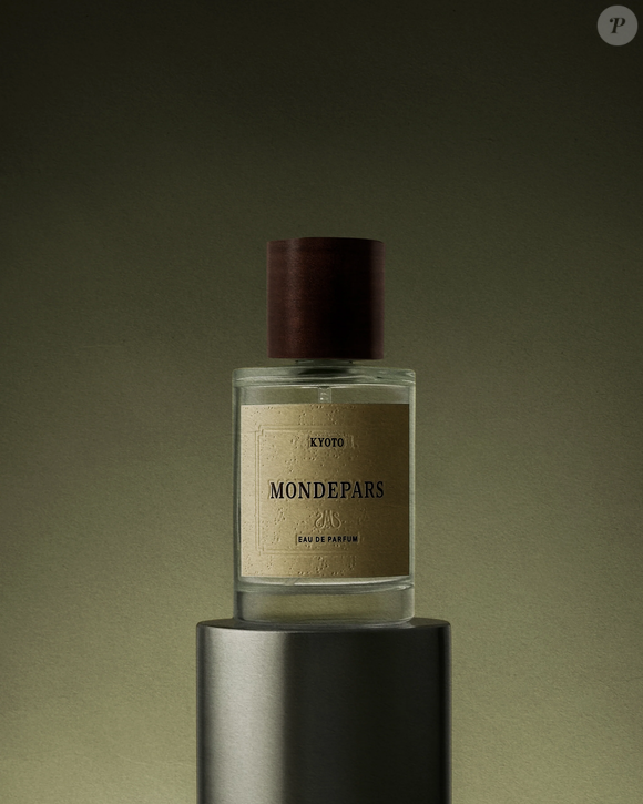 A fragrância Kyoto, da Mondepars, pertence à família olfativa amadeirada e combina laranja amarga e bergamota nas notas de cabeça, de acordo com a descrição do perfume