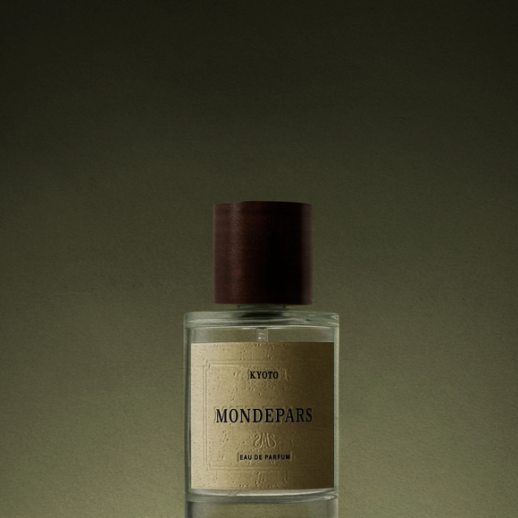A fragrância Kyoto, da Mondepars, pertence à família olfativa amadeirada e combina laranja amarga e bergamota nas notas de cabeça, de acordo com a descrição do perfume