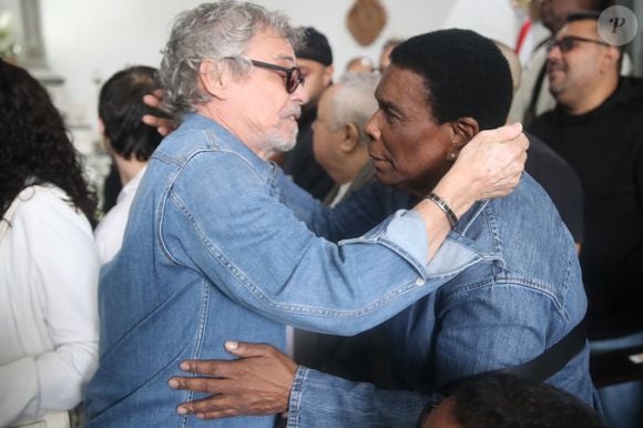 Entre os nomes que foram ao velório de Anita Nobre estavam Carlinhos de Jesus, Neguinho da Beija Flor e Adriana Bombom, que prestaram suas últimas homenagens à matriarca da família Nobre