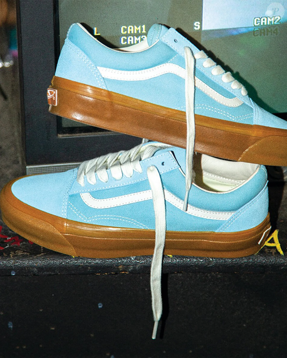 Na cor azul, o Vans Old Skool LX Gum Crystal Blue aposta em uma tonalidade delicada para atualizar o visual sem abrir mão da estética clássica do modelo Old Skool
