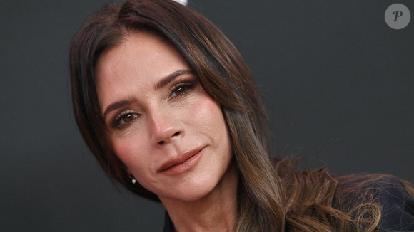 Victoria Beckham em 2024 em entrevista ao jornal britânico The Daily Telegraph: ‘Sim, provavelmente eu parecia severa em muitas fotos, mas eu estava tão desconfortável’