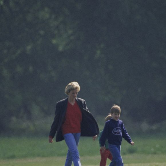 Muito antes de Kate Middleton, foi Diana quem deu status fashion ao jeans justo de corte reto. Seja nas ruas de Londres ou em passeios com os filhos Prince William e Prince Harry, a princesa de Gales unia casualidade e sofisticação com maestria.
