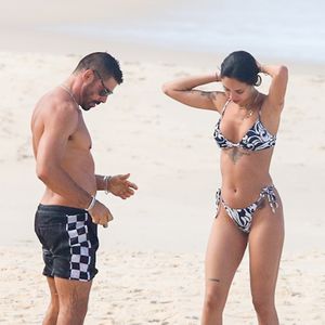 Cauã Reymond foi flagrado acompanhado na praia de São Conrado, no Rio de Janeiro, neste sábado (26)
