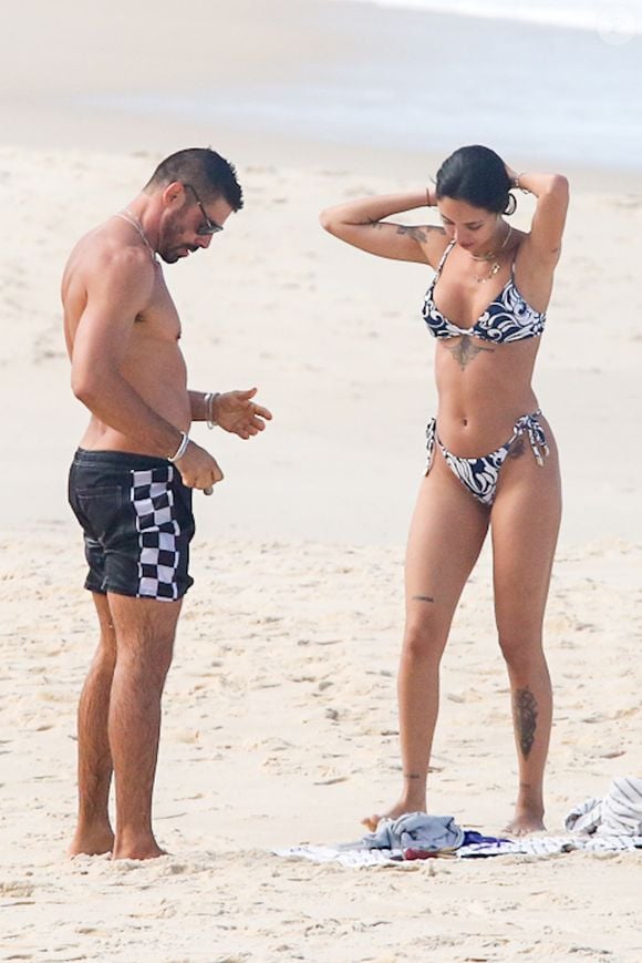 Cauã Reymond foi flagrado acompanhado na praia de São Conrado, no Rio de Janeiro, neste sábado (26)