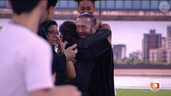 Diego Hypólito chorou copiosamente após saída de Gracyanne Barbosa no 'BBB 25'