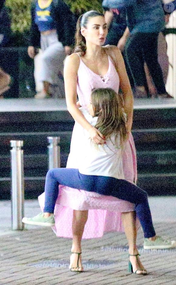 Nina, filha de Rodrigo Santoro e Mel Fronckowiak, brincou bastante com a mãe em ida ao shopping