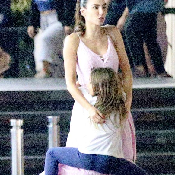 Nina, filha de Rodrigo Santoro e Mel Fronckowiak, brincou bastante com a mãe em ida ao shopping