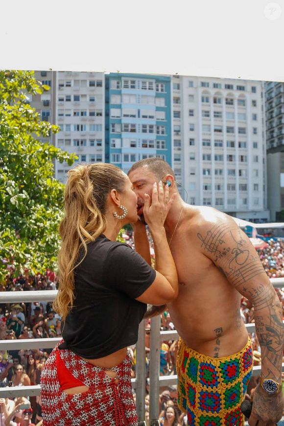 Clima de romance no ar! Paolla Oliveira dá beijo em Diogo Nogueira no trio em Copacabana (RJ).
