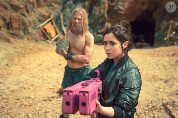 A temporada chega com seis novos episódios — e cada um deles vem com aquele selo clássico da série: roteiros que misturam distopia, crítica social, paranoia tecnológica e aquele humor ácido que dá vontade de rir e chorar ao mesmo tempo