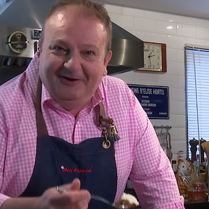 Os ingredientes da receita são 250g de manteiga sem sal, 300g de chocolate 50% amargo, 170g de açúcar refinado, 100g de farinha de trigo, 5 gemas de ovo e 5 ovos inteiros