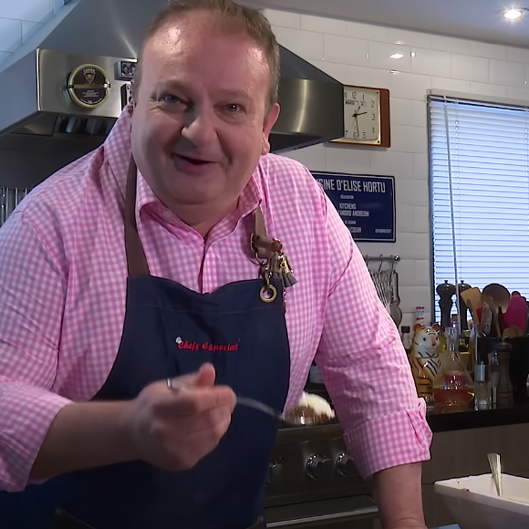 Os ingredientes da receita são 250g de manteiga sem sal, 300g de chocolate 50% amargo, 170g de açúcar refinado, 100g de farinha de trigo, 5 gemas de ovo e 5 ovos inteiros