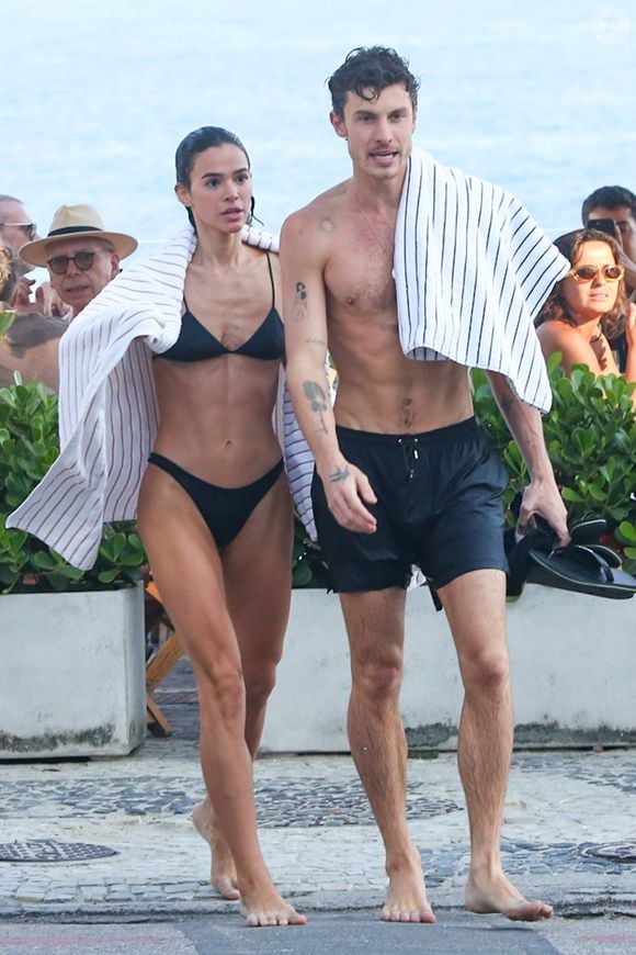 Bruna Marquezine aposta em visual clean e elegante para dia de praia com Shawn Mendes