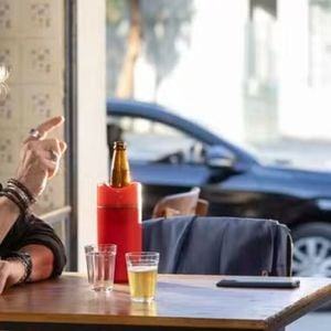 Jaques (Marcello Novaes) tentará seduzir Vanderson (Armando Babaioff) para saber se ele é o pai de Sofia (Elis Cabral)