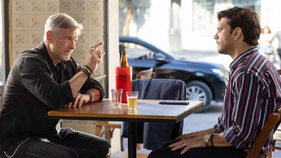 Jaques (Marcello Novaes) tentará seduzir Vanderson (Armando Babaioff) para saber se ele é o pai de Sofia (Elis Cabral)