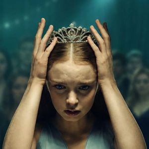 Summer H. Howell interpreta Carrie White na nova série Carrie, a Estranha, do Prime Video. Inspirada no livro de Stephen King, a produção acompanha a adolescente que sofre bullying na escola enquanto descobre seus poderes telecinéticos
