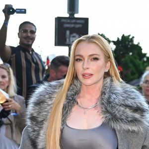 Lindsay Lohan também cuida de sua pele com uma rotina de skincare saudável. No dia a dia, a hidratação é imprescindível em sua rotina