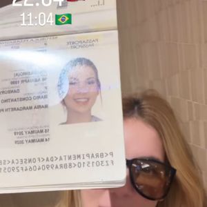 Virginia Fonseca chegou a ser levada para a sala de fiscalização pois não a reconheceram em seu passaporte. Eita!